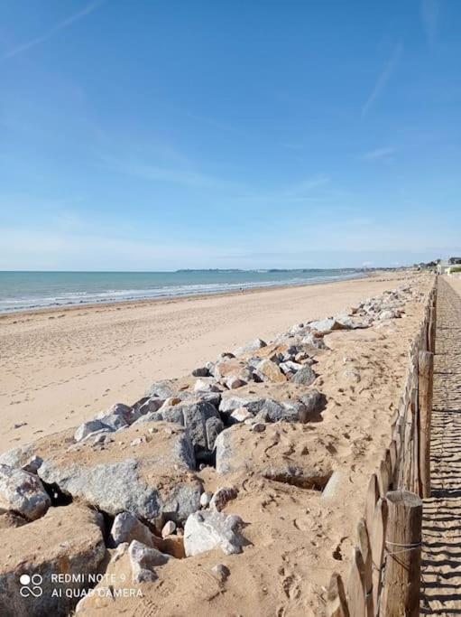 Maison Au Calme Bord De Mer Jullouville-les-Pins Exterior foto